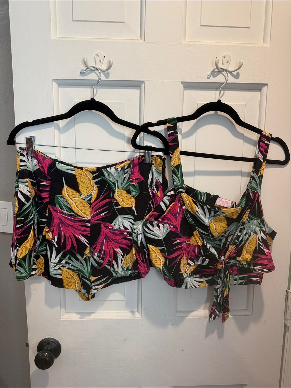 Pink Lily Black Tropical Tie-Front Crop Top with Pink & Yellow Leaf Print